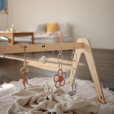 Gryzak silikonowy dla niemowlaka Mushie Daisy – grzechotka na ząbkowanie