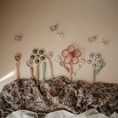 Gryzak silikonowy dla niemowlaka Mushie Daisy – grzechotka na ząbkowanie