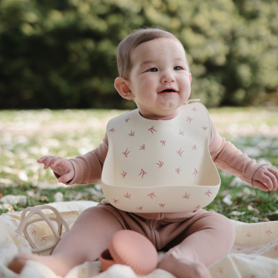 Mushie śliniak silikonowy- regulowany, łatwy do mycia Bows