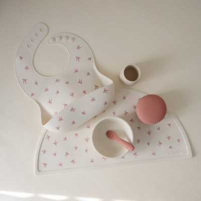 Mushie śliniak silikonowy- regulowany, łatwy do mycia Bows