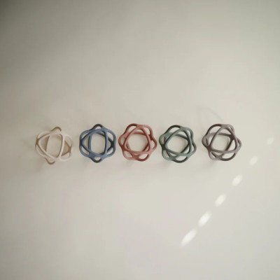 Gryzak silikonowy dla niemowlaka Mushie 3D Ball – na ząbkowanie Dove Gray