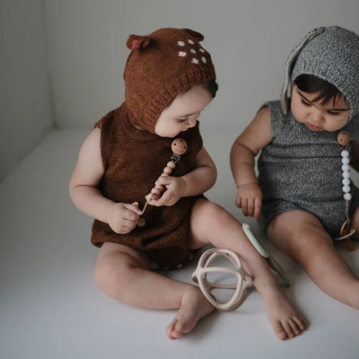 Gryzak silikonowy dla niemowlaka Mushie 3D Ball – na ząbkowanie Dove Gray